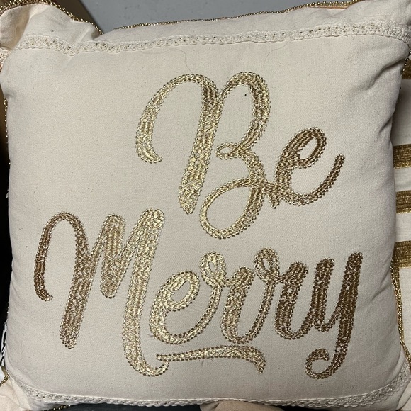 Pillow bundle -Gold accents
Bundle of 4 - Picture 1 of 7